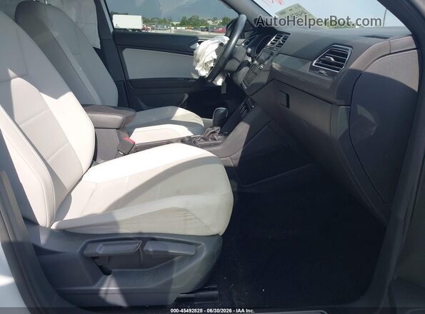 3VV2B7AXXMM066843 2021 VOLKSWAGEN TIGUAN White Front interior view