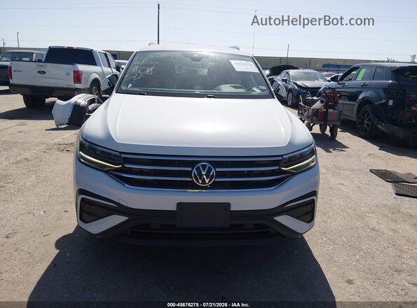 3VV3B7AX1NM169073 2022 VOLKSWAGEN TIGUAN Белый Вид задней части салона