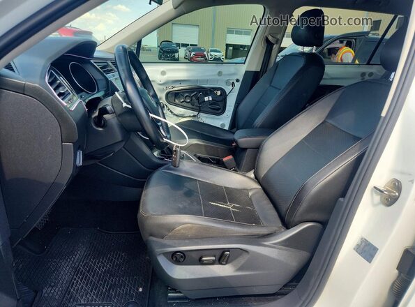3VV3B7AX2JM061054 2018 VOLKSWAGEN TIGUAN White Вид салону спереду