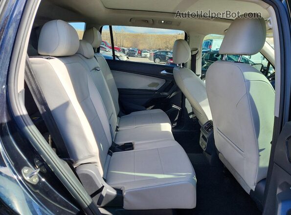 3VV3B7AX2JM095804 2018 VOLKSWAGEN TIGUAN Black Rear interior view