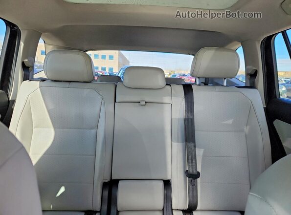 3VV3B7AX2JM095804 2018 VOLKSWAGEN TIGUAN Black Rear seats view