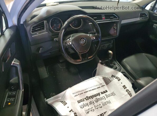 3VV3B7AX2JM214242 2018 VOLKSWAGEN TIGUAN Silver Widok deski rozdzielczej