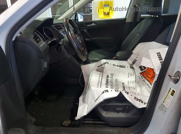 3VV3B7AX2JM214242 2018 VOLKSWAGEN TIGUAN Silver Widok wnętrza z przodu