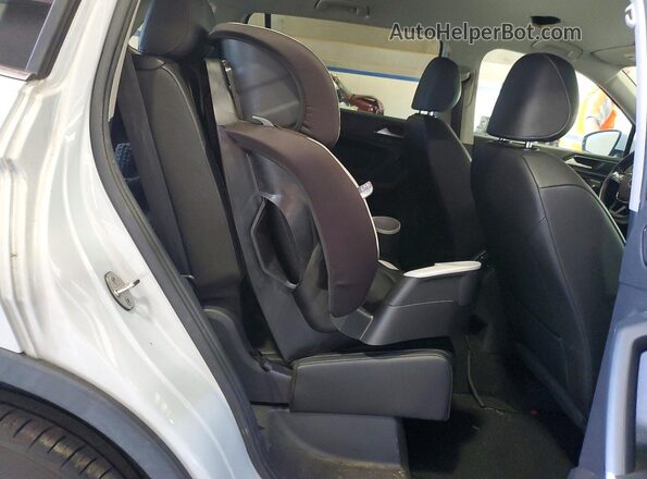 3VV3B7AX2JM214242 2018 VOLKSWAGEN TIGUAN Silver Widok wnętrza z tyłu