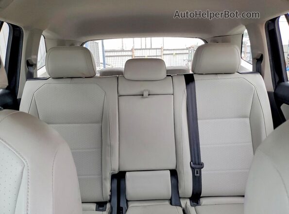 3VV3B7AX3JM002269 2018 VOLKSWAGEN TIGUAN Black Widok tylnych siedzeń