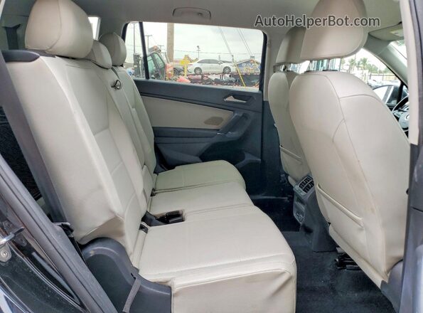 3VV3B7AX3JM002269 2018 VOLKSWAGEN TIGUAN Black Widok wnętrza z tyłu