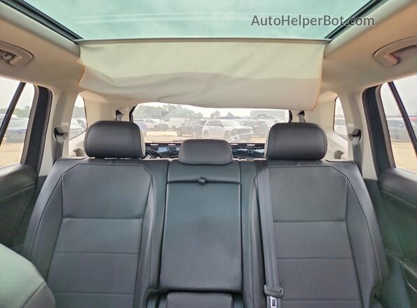 3VV3B7AX3JM013787 2018 VOLKSWAGEN TIGUAN Green Հետևի նստատեղերի տեսք