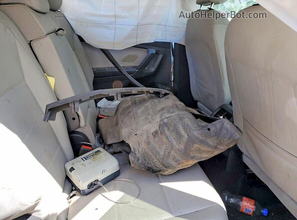 3VV3B7AX3LM101922 2020 VOLKSWAGEN TIGUAN White Rear interior view
