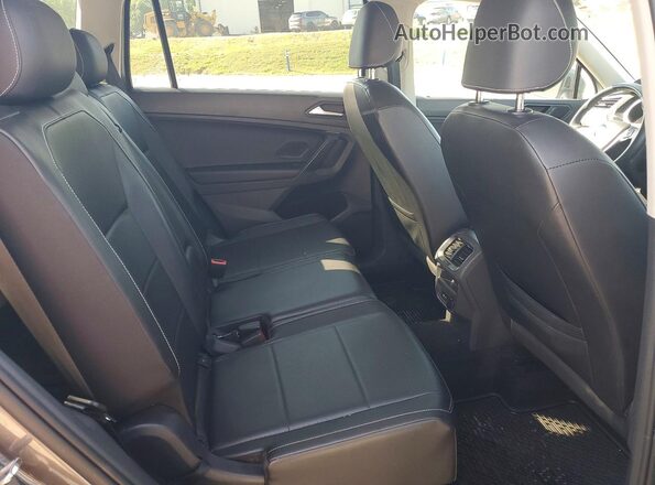 3VV3B7AX3MM125221 2021 VOLKSWAGEN TIGUAN Silver Սալոնի հետևի տեսք