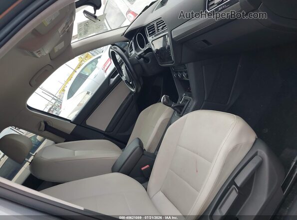 3VV3B7AX4JM002622 2018 VOLKSWAGEN TIGUAN Gray Vista interior delantera