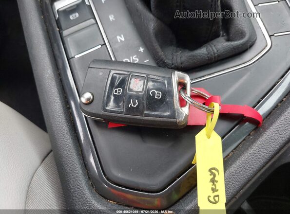 3VV3B7AX4JM002622 2018 VOLKSWAGEN TIGUAN Gray Vista del salpicadero