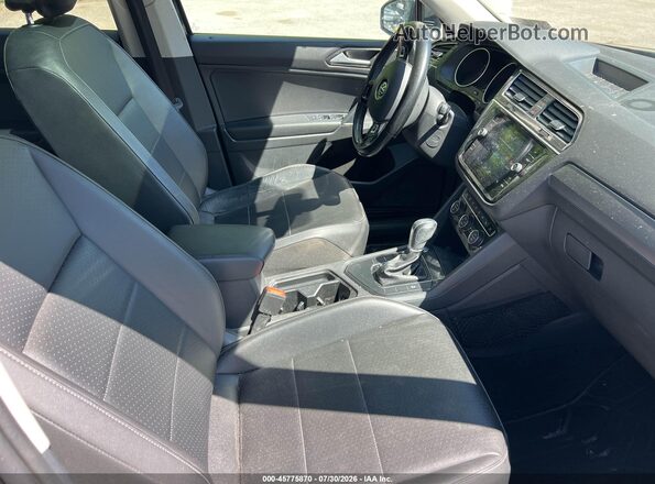 3VV3B7AX4JM038200 2018 VOLKSWAGEN TIGUAN Black წინა სალონის ხედი