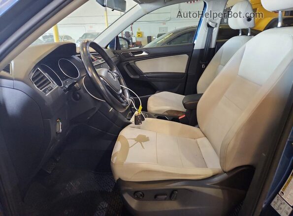 3VV3B7AX4JM218714 2018 VOLKSWAGEN TIGUAN Blue Widok wnętrza z przodu