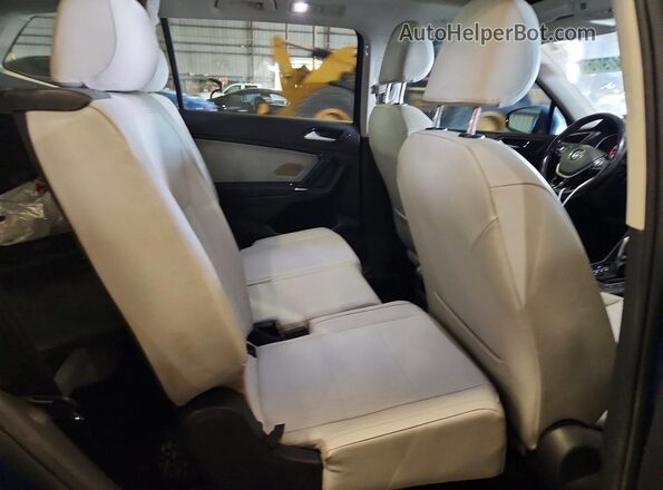 3VV3B7AX4JM218714 2018 VOLKSWAGEN TIGUAN Blue Widok wnętrza z tyłu