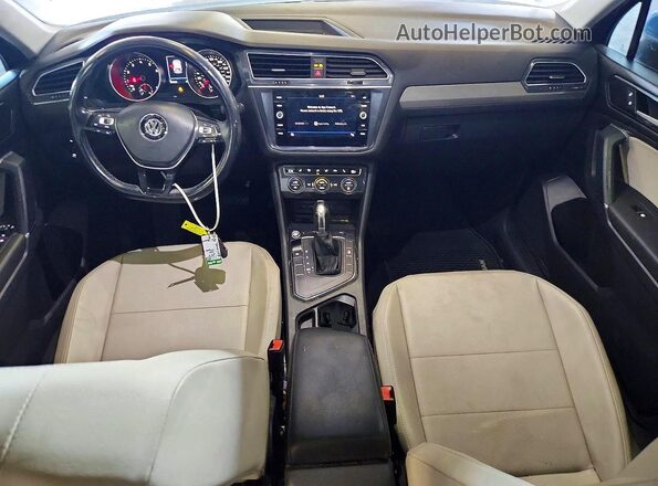 3VV3B7AX4JM218714 2018 VOLKSWAGEN TIGUAN Blue Widok deski rozdzielczej