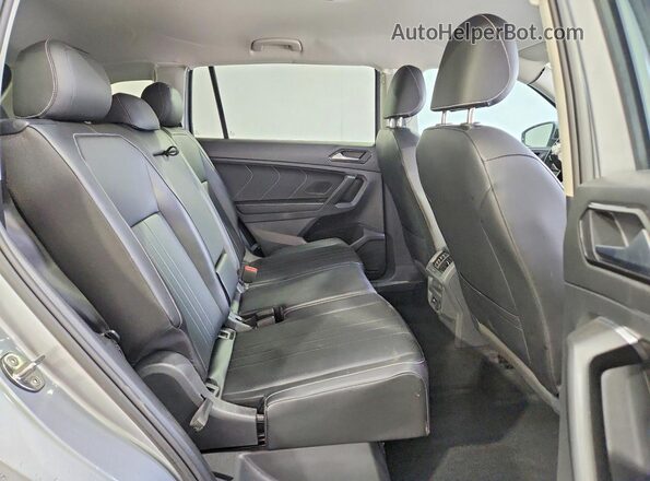 3VV3B7AX4NM105836 2022 VOLKSWAGEN TIGUAN Silver Rear interior view