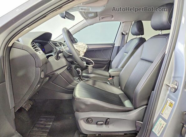 3VV3B7AX4NM105836 2022 VOLKSWAGEN TIGUAN Silver Front interior view