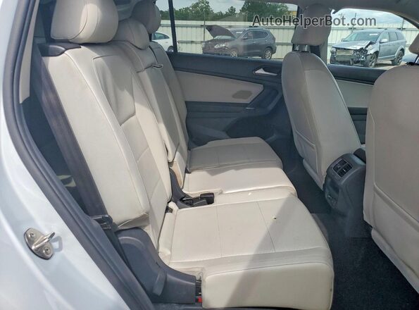 3VV3B7AX5JM190874 2018 VOLKSWAGEN TIGUAN Gray Rear interior view