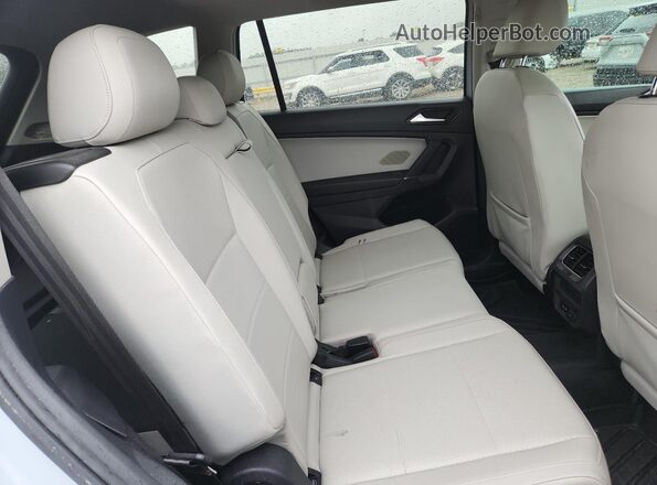 3VV3B7AX6JM200084 2018 VOLKSWAGEN TIGUAN Серый Вид задних сидений