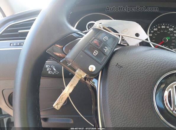 3VV3B7AX6LM101672 2020 VOLKSWAGEN TIGUAN Белый Вид панели приборов