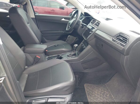 3VV3B7AX6LM163265 2020 VOLKSWAGEN TIGUAN Gray Widok wnętrza z przodu