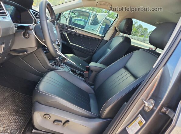 3VV3B7AX6PM117148 2021 VOLKSWAGEN TIGUAN Серый Вид салона спереди