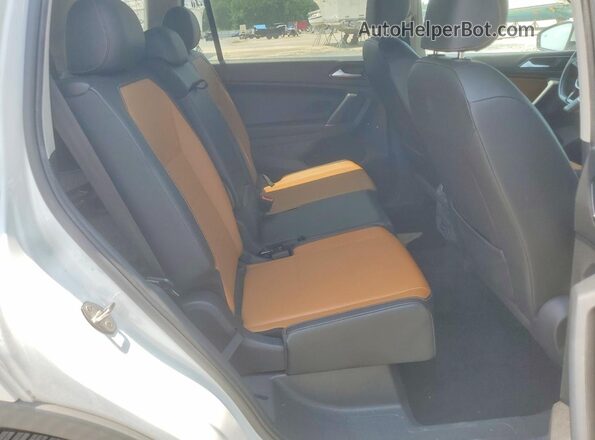3VV3B7AX7JM073958 2018 VOLKSWAGEN TIGUAN White Vista interior trasera