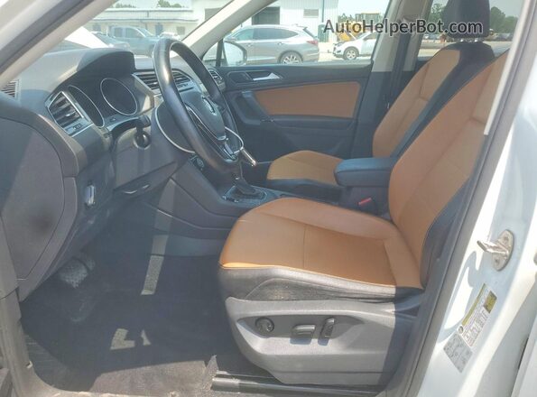 3VV3B7AX7JM073958 2018 VOLKSWAGEN TIGUAN White Vista interior delantera
