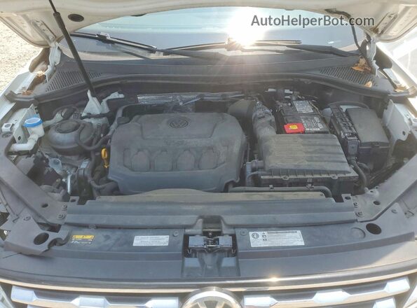 3VV3B7AX7JM073958 2018 VOLKSWAGEN TIGUAN White Vista del compartimento del motor