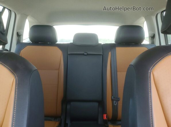 3VV3B7AX7JM073958 2018 VOLKSWAGEN TIGUAN White Vista de los asientos traseros