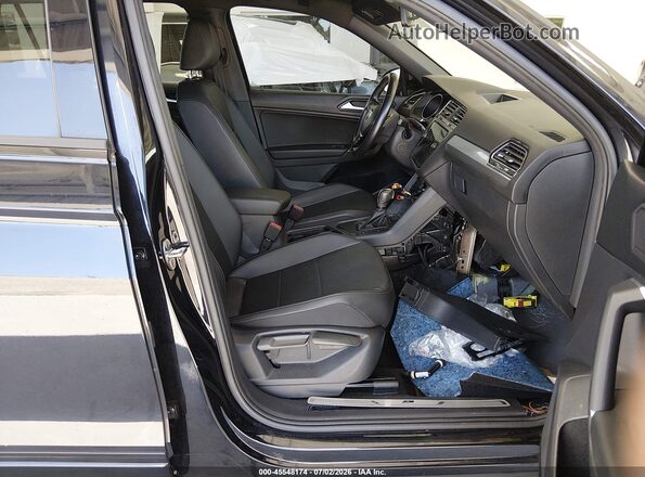 3VV3B7AX7LM065118 2020 VOLKSWAGEN TIGUAN Black Вид салону спереду