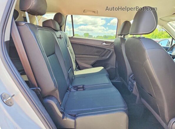 3VV3B7AX7PM041424 2023 VOLKSWAGEN TIGUAN White Widok wnętrza z tyłu