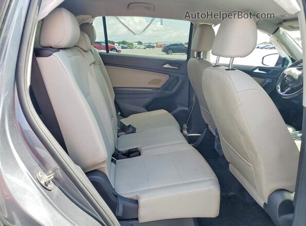 3VV3B7AX8JM213550 2018 VOLKSWAGEN TIGUAN Gray Widok tylnych siedzeń