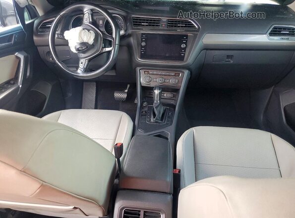 3VV3B7AX8JM213550 2018 VOLKSWAGEN TIGUAN Gray Widok deski rozdzielczej