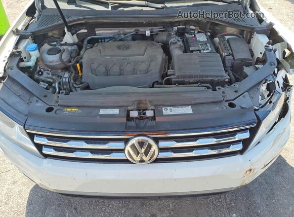 3VV3B7AX8LM032600 2020 VOLKSWAGEN TIGUAN White Vista del compartimento del motor