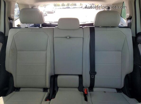3VV3B7AX8LM032600 2020 VOLKSWAGEN TIGUAN White Vista de los asientos traseros