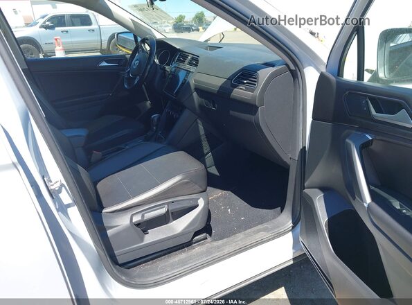 3VV3B7AX9JM047457 2018 VOLKSWAGEN TIGUAN White Widok wnętrza z przodu