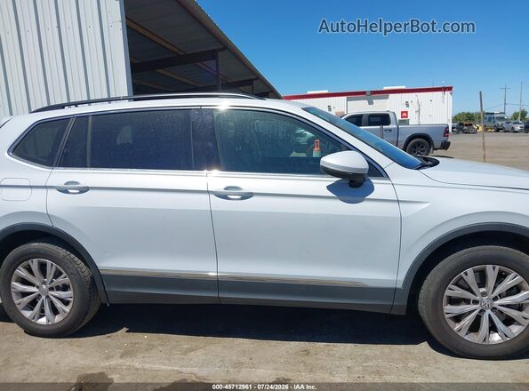 3VV3B7AX9JM047457 2018 VOLKSWAGEN TIGUAN White Widok wnętrza z tyłu