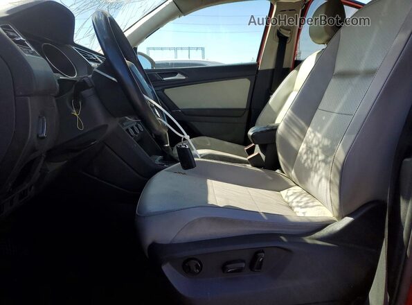 3VV3B7AX9JM162981 2018 VOLKSWAGEN TIGUAN Orange Widok wnętrza z przodu