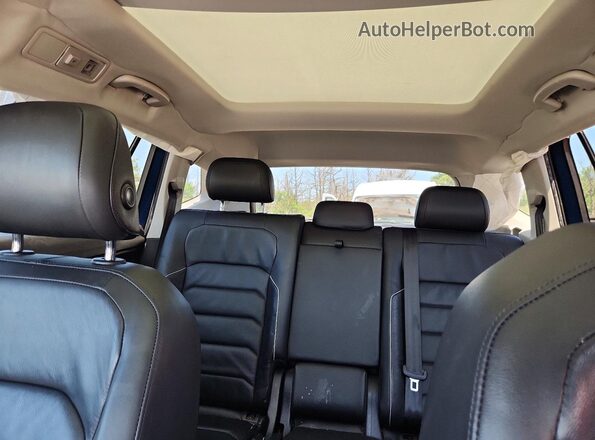 3VV4B7AX2JM174782 2018 VOLKSWAGEN TIGUAN Blue Widok tylnych siedzeń