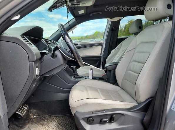3VV4B7AX4LM135274 2020 VOLKSWAGEN TIGUAN Серебряный Вид салона спереди