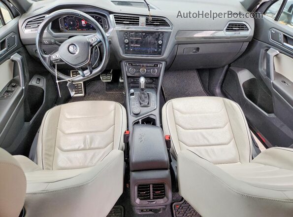 3VV4B7AX4LM135274 2020 VOLKSWAGEN TIGUAN Серебряный Вид панели приборов