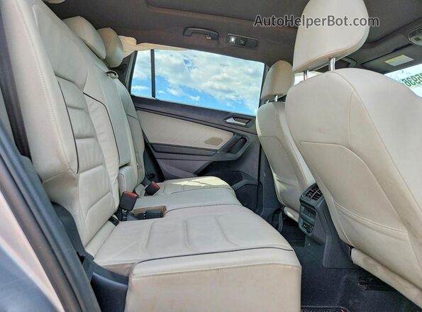 3VV4B7AX4LM135274 2020 VOLKSWAGEN TIGUAN Серебряный Вид задней части салона