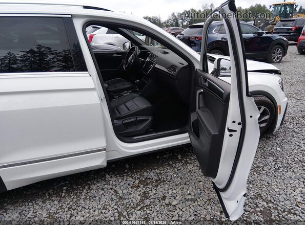 3VV4B7AX6JM201417 2018 VOLKSWAGEN TIGUAN White Вид салону спереду