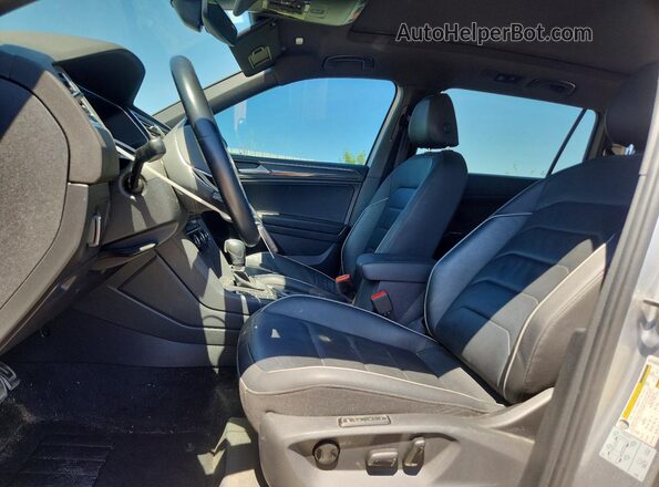 3VV4B7AX6LM047455 2020 VOLKSWAGEN TIGUAN Серебряный Вид салона спереди