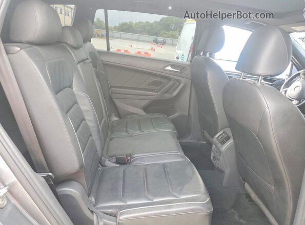 3VV4B7AX6LM073229 2020 VOLKSWAGEN TIGUAN Gray Rear interior view