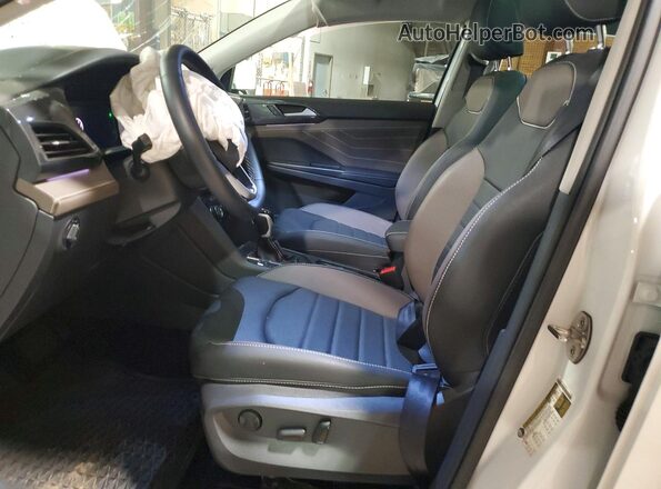 3VV4X7B24RM081374 2024 VOLKSWAGEN TAOS Белый Вид салона спереди