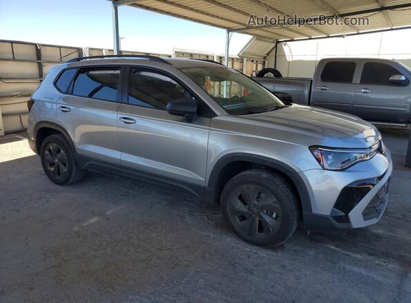 3VV5C7B2XSM007396 2025 VOLKSWAGEN TAOS Silver Przód prawy