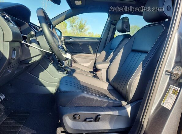 3VV8B7AX2RM146414 2024 VOLKSWAGEN TIGUAN Gray Front interior view