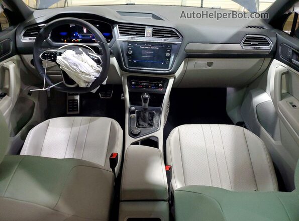 3VV8B7AX4NM000445 2022 VOLKSWAGEN TIGUAN Black Dashboard view